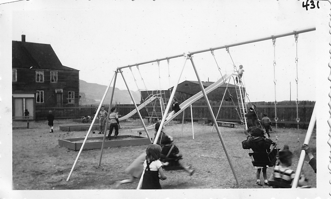 Enfants réunis dans un parc de jeux à Saint-Pierre-et-Miquelon