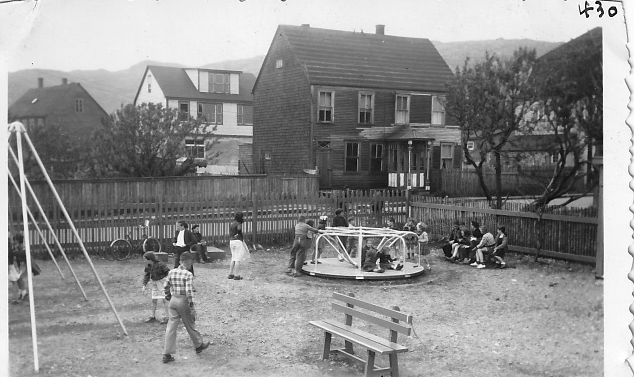 Groupe d'enfants dans un parc de jeux à Saint-Pierre-et-Miquelon